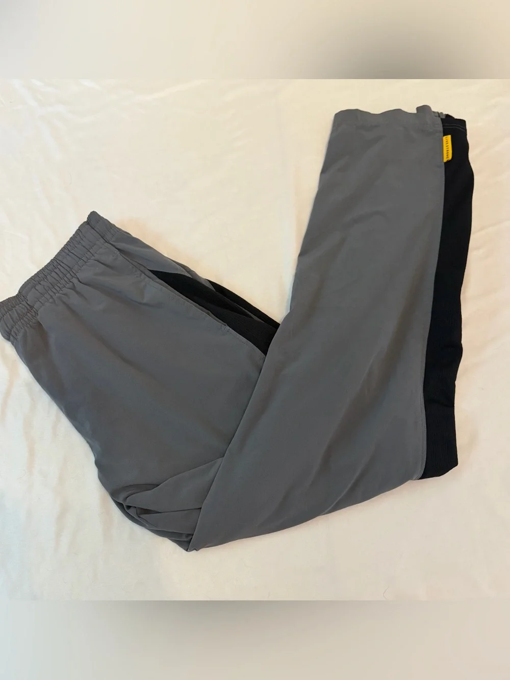 Nike LIVESTRONG Track Pants Men’s Medium Gray Black Yellow Swoosh Athletic Gym
